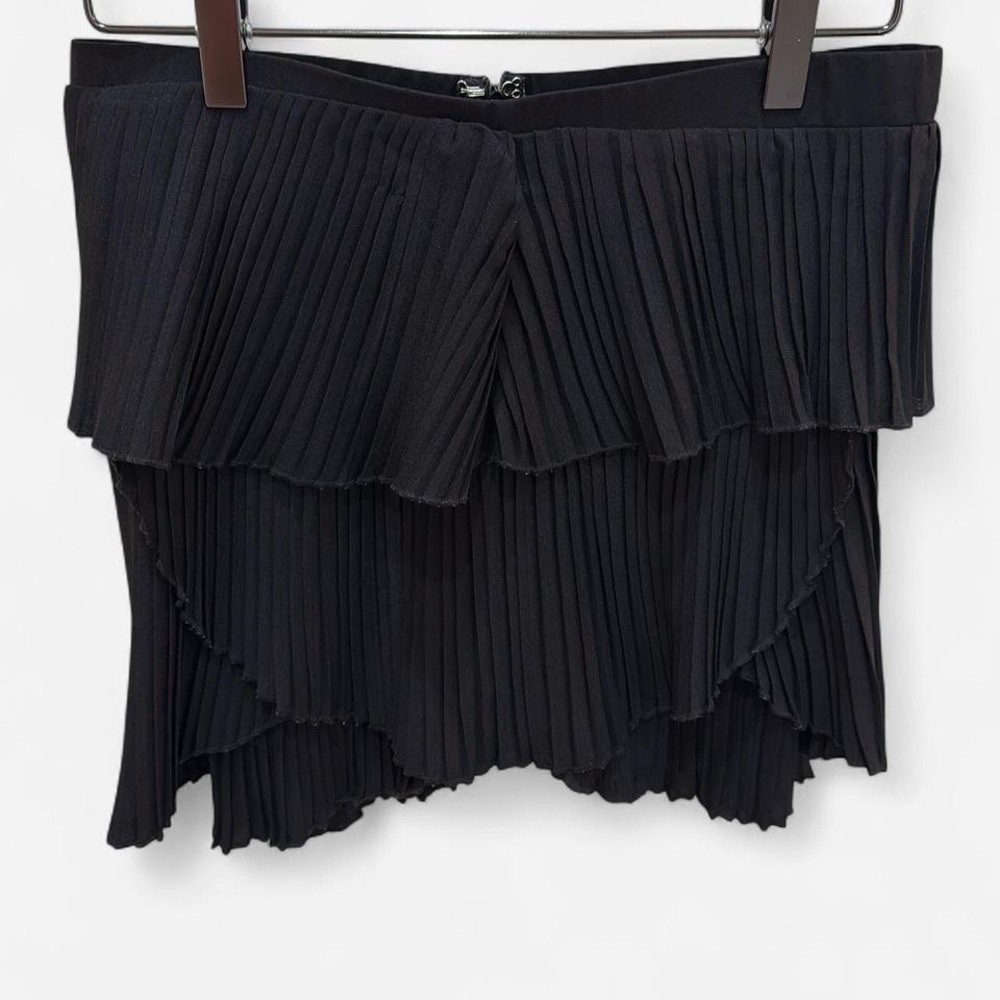 Fanco pleated black skirt in size M. - Picture 3 of 3